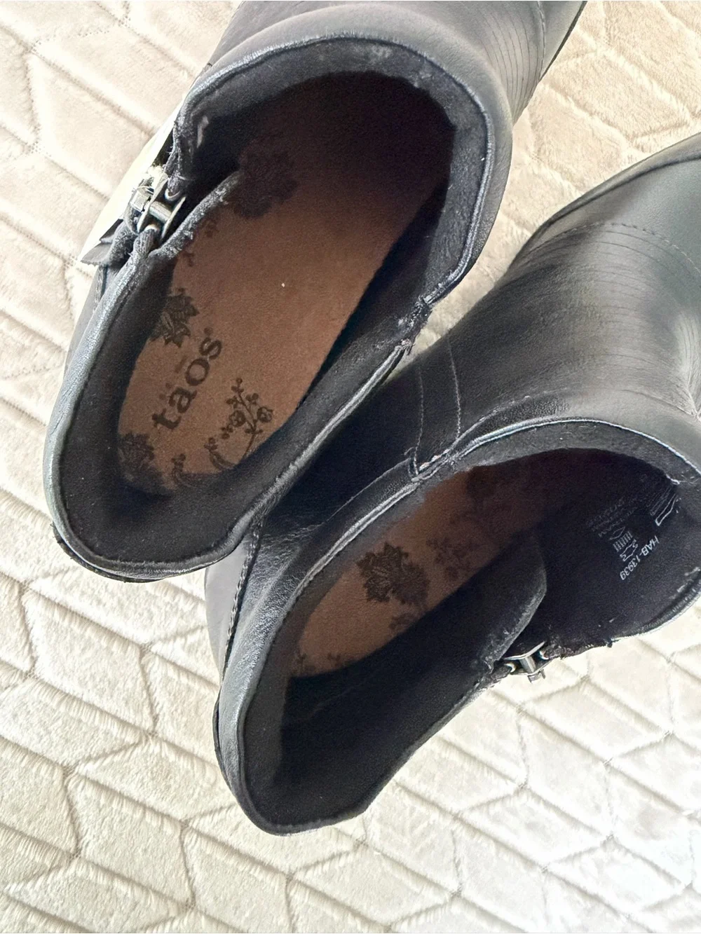 Taos Habit Slip-On Wedge Ankle Boots with Side Zipper Black Leather Sz 8